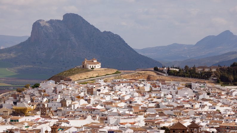 Das weiße Städtchen Antequera in Andalusien 